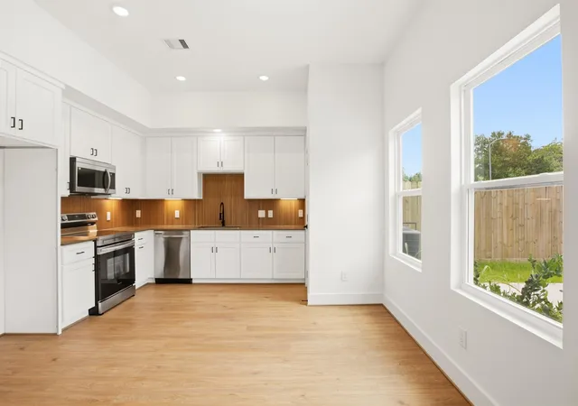 4th image of 7843 Sunnyhill St, Houston, TX 77088