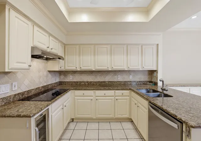 Listing Photo 4 - Condo for sale in building located at 332 Litchfield Ln, Houston, TX 77024 - Unit #38