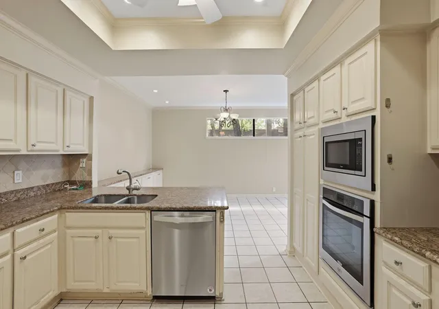 Listing Photo 5 - Condo for sale in building located at 332 Litchfield Ln, Houston, TX 77024 - Unit #38