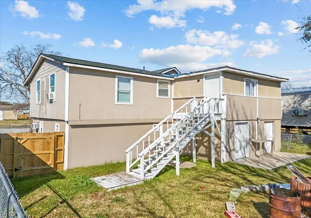 3rd image of 711 10Th St, Dickinson, TX 77539 | MLS# 78214285
