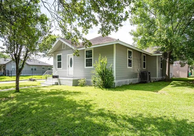 2nd image of 3201 Iowa St, Baytown, TX 77520 | MLS# 8328165