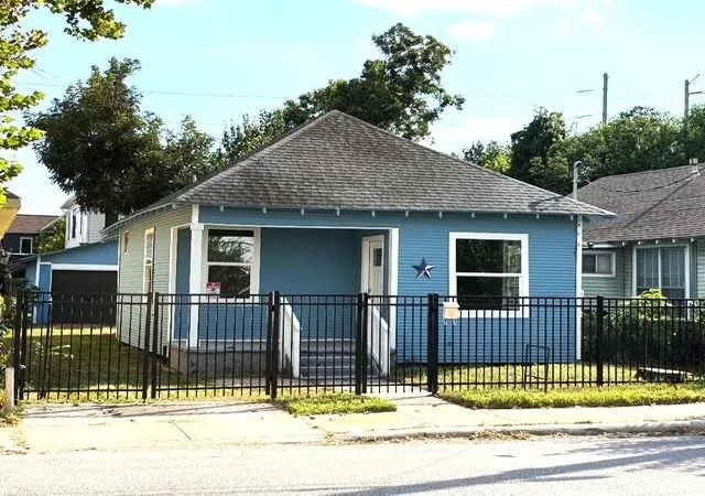 Single family home for sale at 2007 Spring St, Houston, TX 77007 | MLS# 36337789