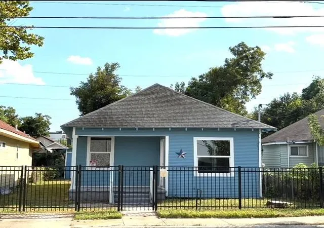 Photo 2 of Single family home for sale at 2007 Spring St, Houston, TX 77007 | MLS# 36337789 | Listing updated on 2026-08-22