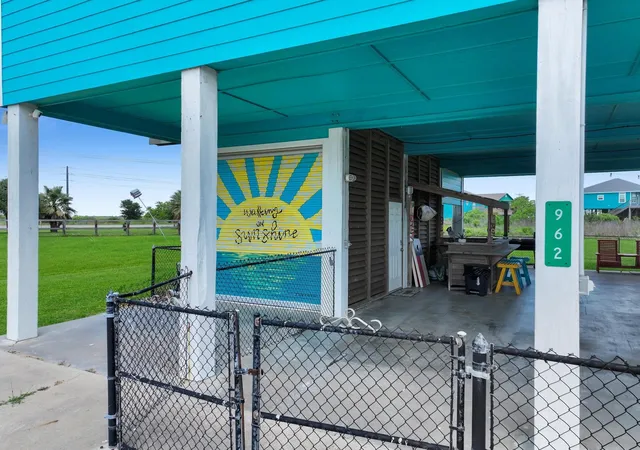 Photo 2 of Single family home for sale at 962 Surfside Dr, Port Bolivar, TX 77650 | MLS# 10413227 | Listing updated on 2026-04-21