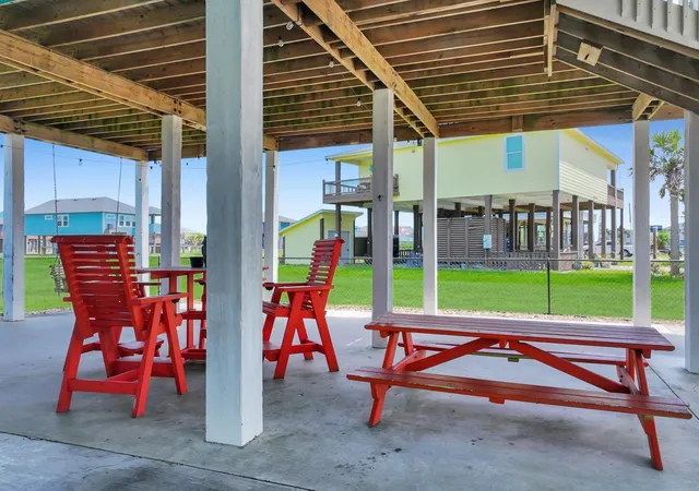 Photo 4 of Single family home for sale at 962 Surfside Dr, Port Bolivar, TX 77650 | MLS# 10413227 | Listing updated on 2026-04-21