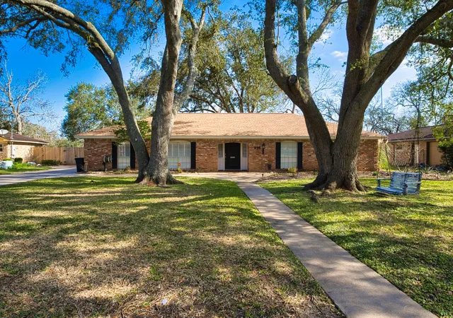 Homes for sale in Lake Jackson, TX | 436 Forest Dr, Lake Jackson, TX 77566 | MLS# 37738275