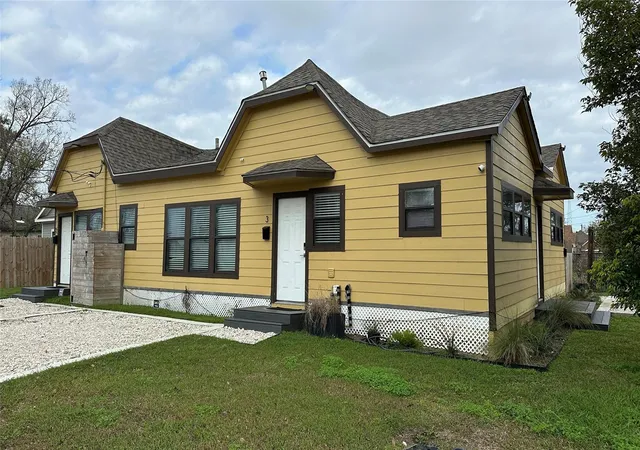 Photo 1 of Multi family home for sale at 2527 Sumpter St, Houston, TX 77026 | MLS# 95973888 | Listing updated on 2026-08-17