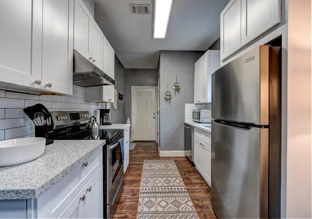 Listing Photo 4 - Condo for sale in building located at 2527 Sumpter St, Houston, TX 77026