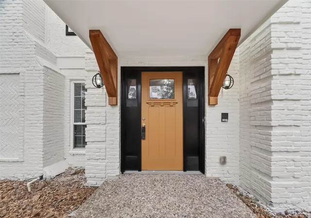 Photo 2 of Single family home for sale at 2402 Oak Shores Dr, Houston, TX 77339 | MLS# 19314470 | Listing updated on 2026-09-07