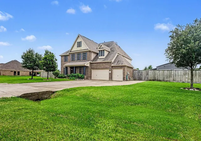 3rd image of 4634 Red Fox Cir, Baytown, TX 77523 | MLS# 53439302