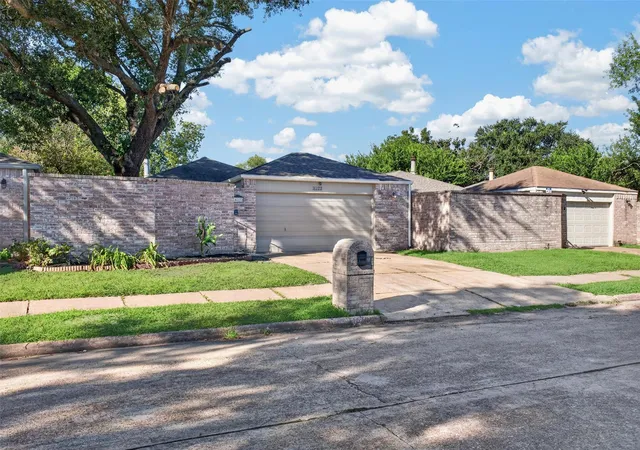 Photo 2 of Single family home for sale at 16122 Glen Mar Dr, Houston, TX 77082 | MLS# 3264118 | Listing updated on 2026-08-23