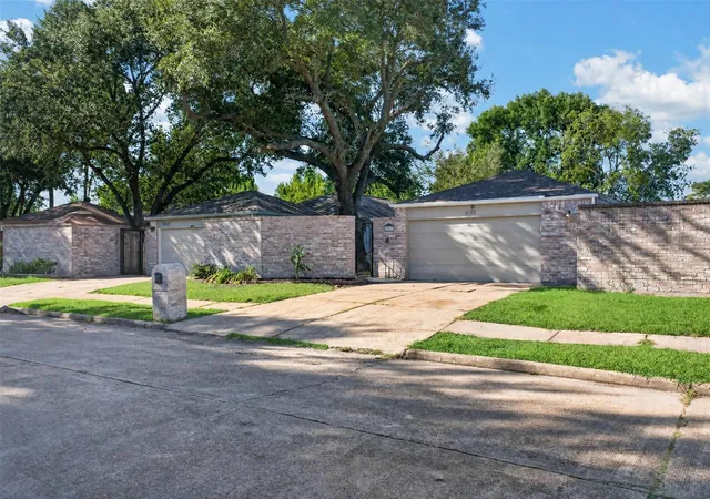 Photo 3 of Single family home for sale at 16122 Glen Mar Dr, Houston, TX 77082 | MLS# 3264118 | Listing updated on 2026-08-23