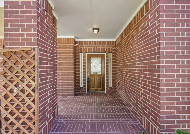 3rd image of 811 Arlington Pointe Dr, League City, TX 77573 | MLS# 23038269
