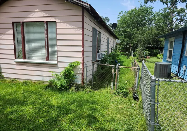 image of 4215 Edison St, Houston, TX 77009 | MLS# 66971636
