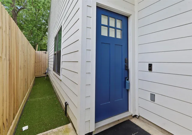 Photo 3 of Single family home for sale at 6747 Peerless St, Houston, TX 77021 | MLS# 10536432 | Listing updated on 2026-07-04
