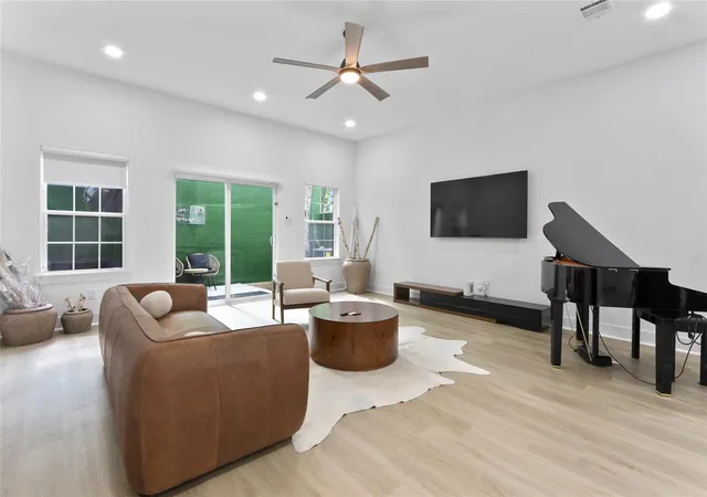 Photo 4 of Single family home for sale at 6747 Peerless St, Houston, TX 77021 | MLS# 10536432 | Listing updated on 2026-07-04