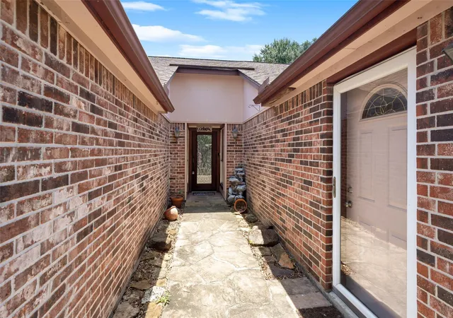 Photo 2 of Single family home for sale at 6907 Briarfield Dr, Spring, TX 77379 | MLS# 77130577 | Listing updated on 2026-08-28
