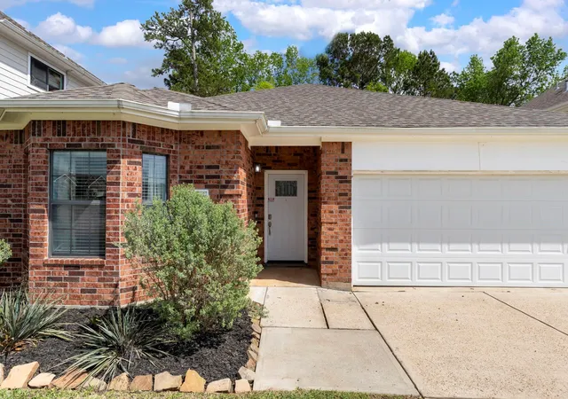 Photo 2 of Single family home for sale at 8022 N Tarrytown Xing Dr, Conroe, TX 77304 | MLS# 17797617 | Listing updated on 2026-09-05