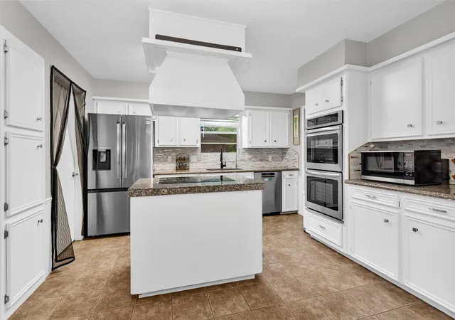 Photo 3 of Sale Pending at 2055 Shadow Rock Dr, Kingwood, TX 77339 | MLS# 75931207 | Listing updated on 2026-08-17