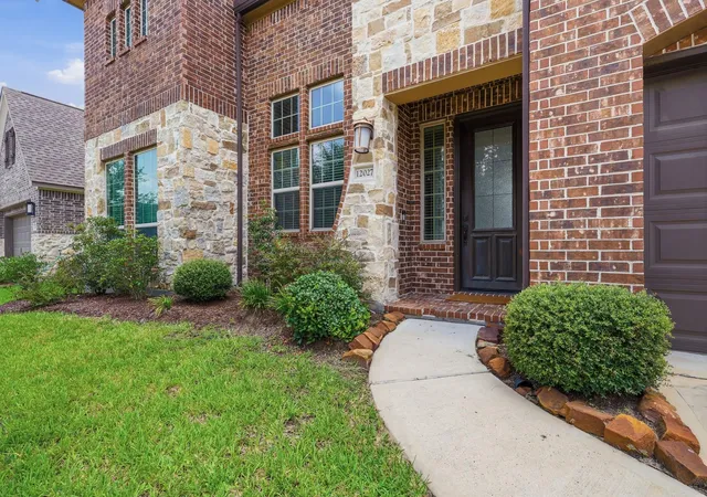 3rd image of 12027 Ballshire Pines Dr, Humble, TX 77346 | MLS# 37157209