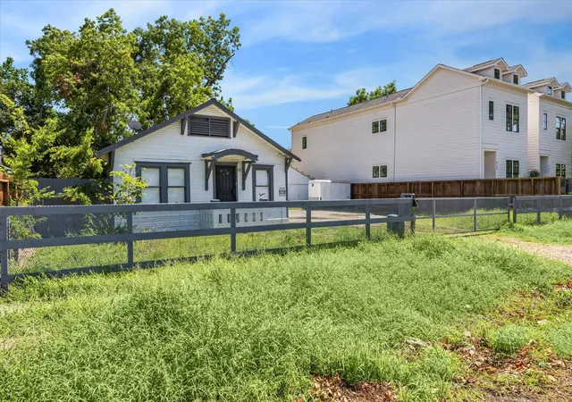 2nd image of 436 W 28th St, Houston, TX 77008 | MLS# 31800402
