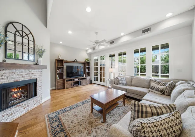 Photo 3 of Sale Pending at 509 W 22nd Street, Houston, TX 77008 | MLS# 48091090 | Listing updated on 2026-09-19