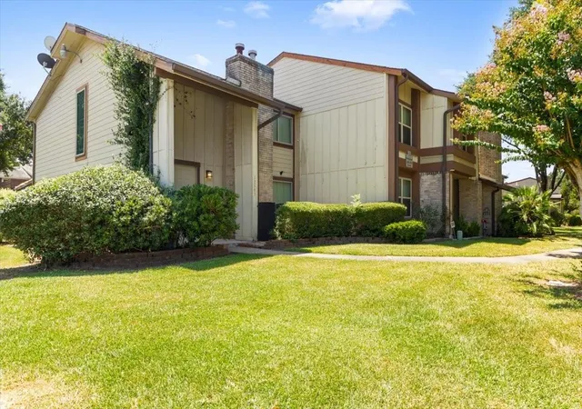 Photo 2 of Townhouse for sale at 12503 Wellington Park Dr, Houston, TX 77072 | MLS# 81468544 | Listing updated on 2026-08-27