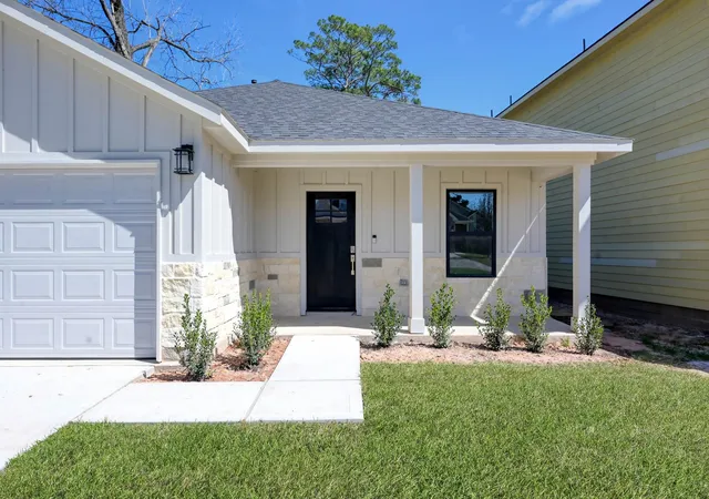 Photo 3 of Single family home for sale at 106 Harbor Ct Dr, Montgomery, TX 77356 | MLS# 28721401 | Listing updated on 2026-10-03