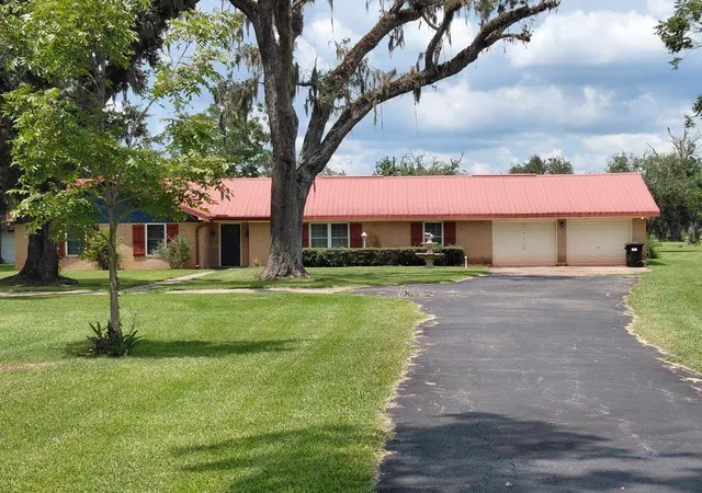 Photo 3 of Single family home for sale at 1231 County Rd 201a, Angleton, TX 77515 | MLS# 24837280 | Listing updated on 2026-09-01