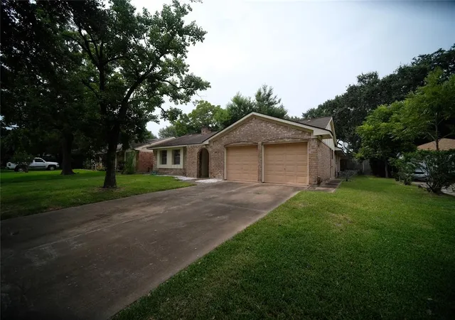 Photo 2 of Single family home for sale at 12510 Shannon Hills Dr, Houston, TX 77099 | MLS# 52972816 | Listing updated on 2026-03-20