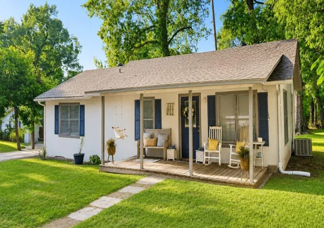 Photo 1 of Single family home for sale at 211 E Yell St, Livingston, TX 77351 | MLS# 50514850 | Listing updated on 2026-08-25