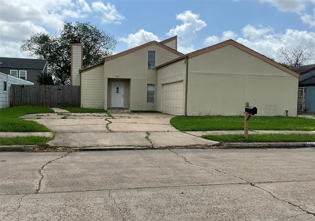 1st image of 11111 Petworth Dr, Houston, TX 77072 | MLS# 18900491