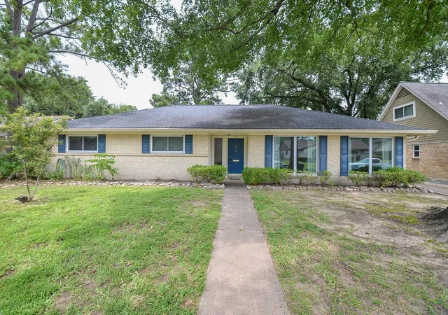 Photo 1 of Sale Pending at 4611 Chantilly Cir, Houston, TX 77018 | MLS# 6408846 | Listing updated on 2026-08-30