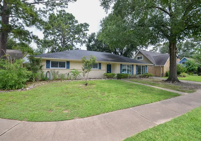 Photo 2 of Sale Pending at 4611 Chantilly Cir, Houston, TX 77018 | MLS# 6408846 | Listing updated on 2026-08-30