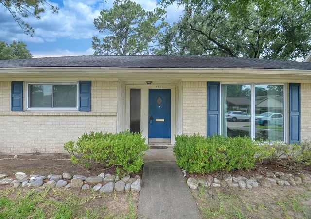 Photo 3 of Sale Pending at 4611 Chantilly Cir, Houston, TX 77018 | MLS# 6408846 | Listing updated on 2026-08-30