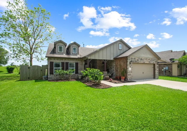 Homes for sale in West Columbia, TX | 233 Twin Lakes Blvd, West Columbia, TX 77486 | MLS# 48702684