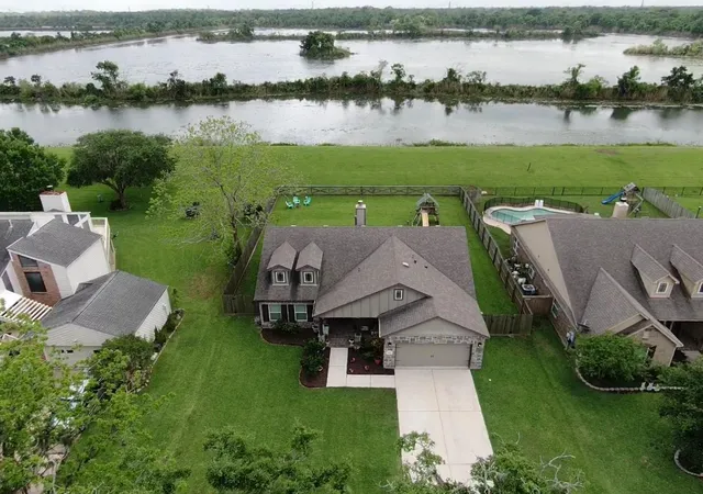 Homes for sale in West Columbia, TX | 233 Twin Lakes Blvd, West Columbia, TX 77486 | MLS# 48702684
