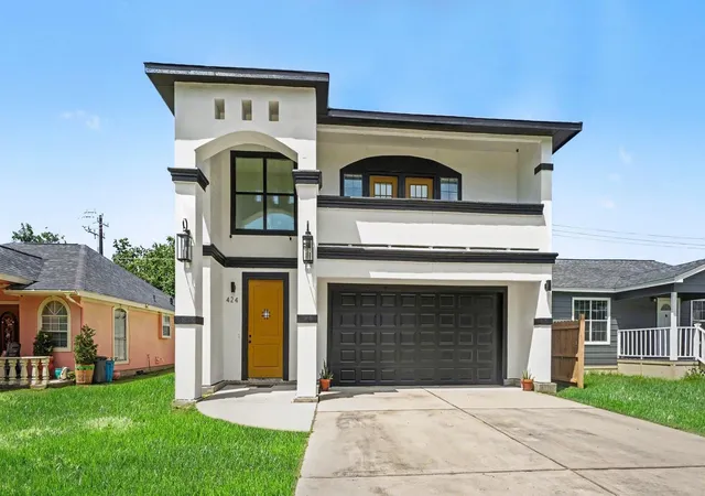 1st image of 424 S Holmes St, La Porte, TX 77571 | MLS# 28808980
