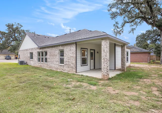 Homes for sale in West Columbia, TX | 221 Inwood Dr, West Columbia, TX 77486 | MLS# 53290214