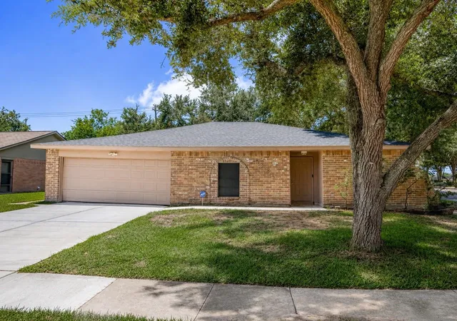 2nd image of 6221 Silver Leaf Dr, League City, TX 77573 | MLS# 94187079