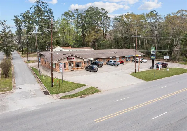 1st image of 1002 W Bluff Street E, Woodville, TX 75979 | MLS# 5485129