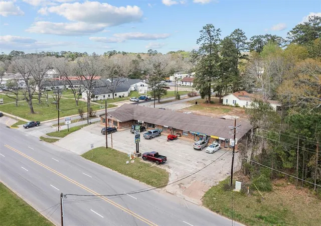 5th image of 1002 W Bluff Street E, Woodville, TX 75979 | MLS# 5485129