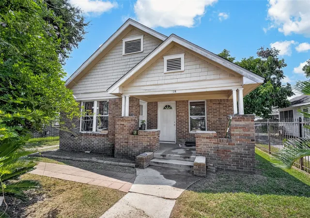 Photo 1 of Single family home for sale at 528 Caplin St, Houston, TX 77022 | MLS# 34171798 | Listing updated on 2026-09-02