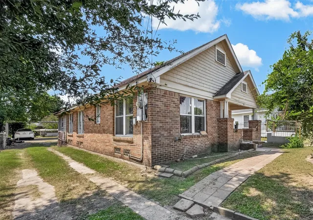 Photo 3 of Single family home for sale at 528 Caplin St, Houston, TX 77022 | MLS# 34171798 | Listing updated on 2026-09-02