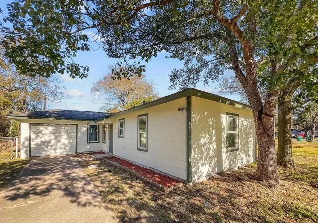 Photo 1 of Single family home for sale at 2208 Norwood Dr, Orange, TX 77630 | MLS# 57005517 | Listing updated on 2026-09-18