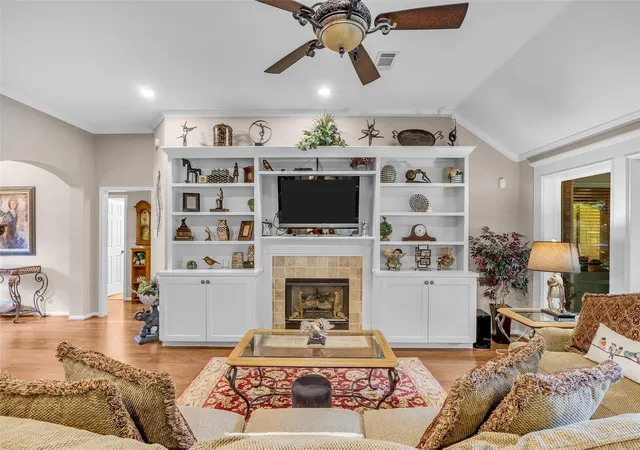 Photo 2 of Sale Pending at 2618 Spring Bnd Dr, Spring, TX 77386 | MLS# 31409220 | Listing updated on 2026-09-14