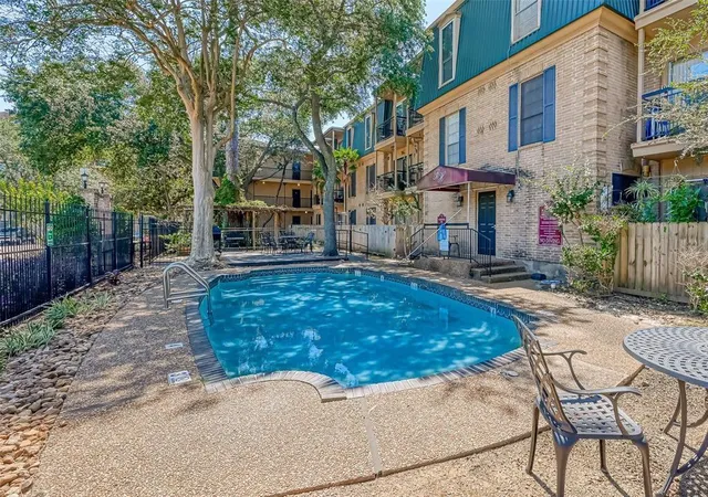 Homes for sale in Houston, TX | 4515 Briar Hollow Place, Houston, TX 77027 | Houzeo