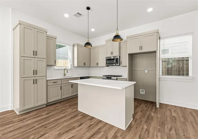 3rd image of 1912 Schweikhardt St, Houston, TX 77020 | MLS# 47176017