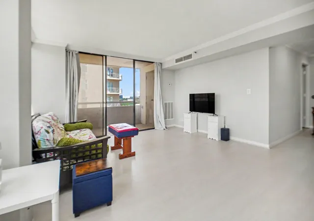 5th image of 3525 Sage Rd #1110, Houston, TX 77056 | MLS# 90343754