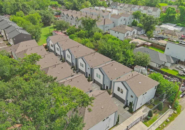 2nd image of 850 Elkhart St, Houston, TX 77091